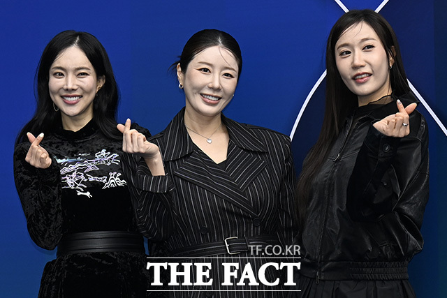 가수 김나희와 나비, 별사랑(왼쪽부터)이 5일 오후 서울 중구 동대문디자인플라자(DDP)에서 열린 2026 F/W 서울패션위크 유가당 포토월에 참석해 포즈를 취하고 있다. /송호영 기자