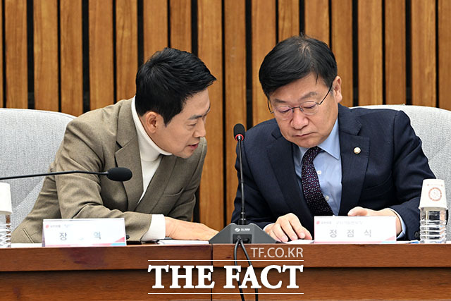 국민의힘이 오는 6월 지방선거를 앞두고 기존 경선룰을 유지하기로 했다. 사진은 장동혁 국민의힘 대표(왼쪽)와 정점식 의원이 5일 오전 서울 여의도 국회에서 열린 공약개발본부 제1차 전체회의에서 대화를 나누고 있는 모습. /남용희 기자