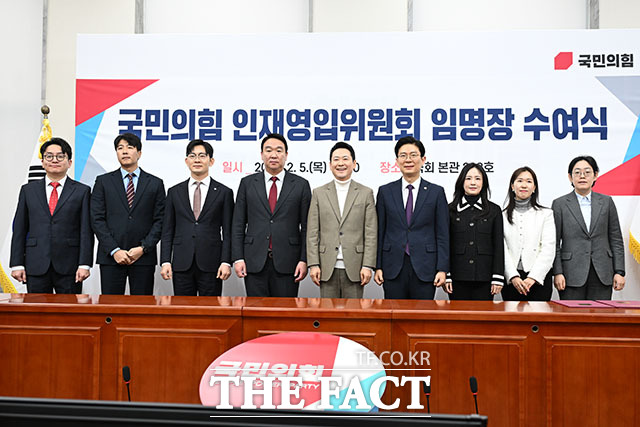 인재영입으로 임명된 뒤 기념촬영하는 이상욱, 황규환, 박충권, 정희용 사무총장, 장 대표, 조정훈 위원장, 김효은, 송지은, 조지연 위원(왼쪽부터).