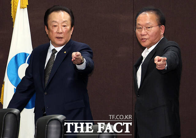 김인 새마을금고중앙회 회장(왼쪽)과 윤재옥 국회의원(국민의 힘)이 새마을금고중앙회 본부 중회의실로 들어서고 있다. 일선 금고에서는 새마을금고 포트폴리오 전환의 성패는 중앙회 내부 의지보다 정치권과의 조율에 달렸다는 평가가 나온다./서예원 기자