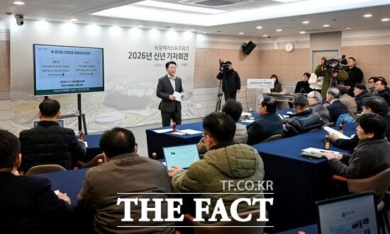 김동근 경기 의정부시장이 5일 시청 회룡홀에서 기자회견을 열고 종합운동장 일대를 중심으로 한 녹양레저스포츠파크 조성 계획을 발표하고 있다. /의정부시