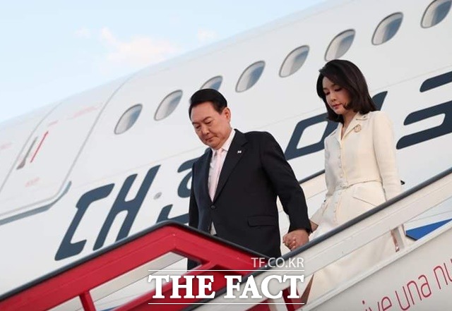 윤석열 전 대통령과 김건희 여사가 6월 27일 오후(현지시간) 스페인 마드리드 바라하스 국제공항에 도착해 트랩을 내려오고 있다./뉴시스