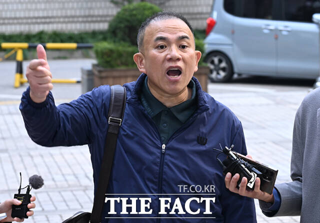 명태균 게이트 의혹의 핵심 인물인 명태균 씨가 7일 서울 서초구 서울중앙지방법원에서 열린 김건희 씨의 자본시장법 위반 등 혐의 속행 공판에 증인으로 출석하며 입장을 밝히고 있다. /이새롬 기자