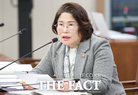 김화신 전남도의원이 3일 전남도의회에서 열린 2026년도 자치행정국 업무보고의 건 심사에서 질의하고 있다. /전라남도의회