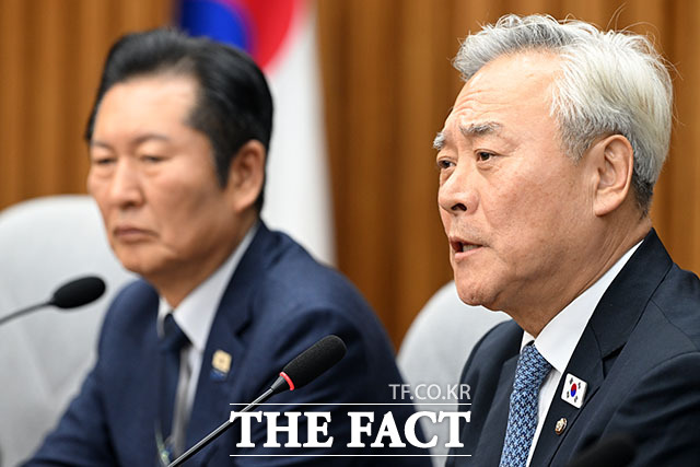 발언하는 이재강 더불어민주당 초선의원 모임(더민초) 대표(오른쪽).