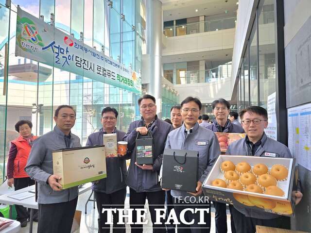 한국동서발전 당진발전본부는 5일 사옥 내에서 로컬푸드 직거래 장터을 열어 지역 농산물의 우수성을 알렸다. /당진발전본부