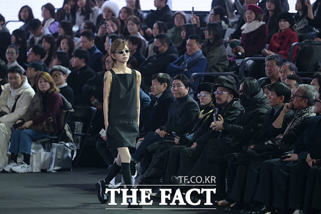 모델 최준희가 5일 오후 서울 중구 동대문디자인플라자(DDP)에서 열린 2026 F/W 서울패션위크 데일리미러 쇼에서 워킹을 뽐내고 있다. /박헌우 기자