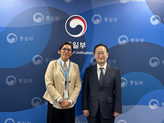 김남중 통일부 차관(오른쪽)은 5일 엘리자베스 살몬 유엔 북한인권 특별보고관을 접견했다. / 통일부