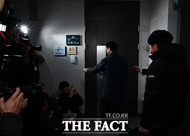 경찰은 지난달 14일 김 의원의 자택과 의원실 등 6곳에 대한 압수수색도 실시했다. 김 의원과 이 씨, 전 씨와 김 씨의 출국금지도 조처했다. /배정한 기자