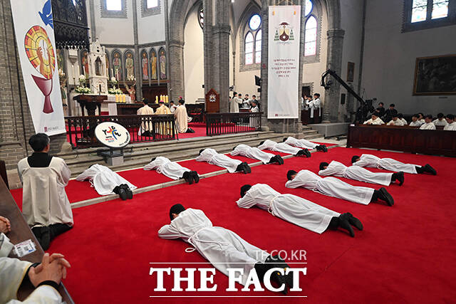 2026년 천주교 서울대교구 부제 서품식에서 부제 수품자들이 부복하고 있다. /사진공동취재단