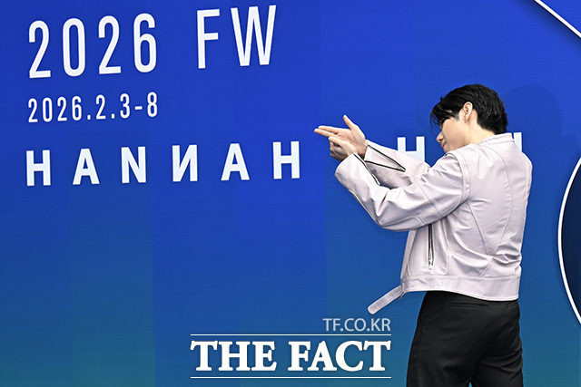 가호가 포토월에서 새로운 포즈를 취하고 있다.