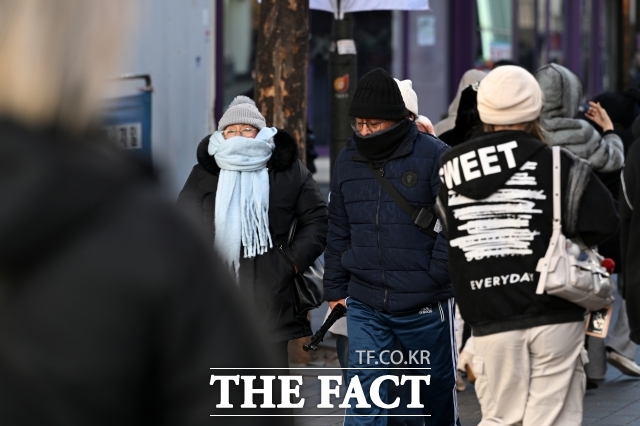 질병관리청은 입춘 이후 기온이 큰 폭으로 떨어져 추워짐에 따라 한랭질환 예방을 위한 건강관리를 5일 당부했다. 사진은 지난 1월 20일 서울 중구 명동 거리에서 두꺼운 옷을 입은 시민들. /서예원 기자