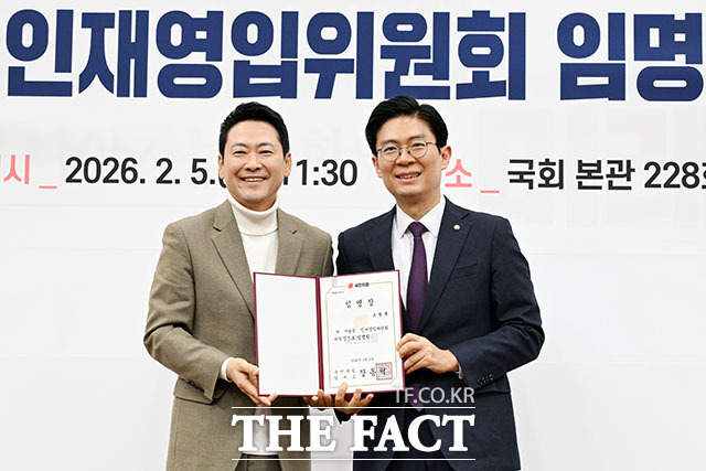 인재영입위원장으로 임명된 조정훈 의원(오른쪽).