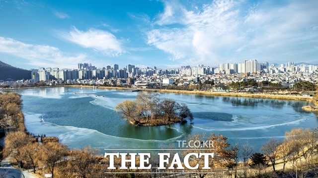 문화체육관광부 주최 로컬100에 선정된 대구의 대표적인 문화자원인 수성못. 대구 도심에 위치해 시민들의 사랑을 받는 명소다. /대구시