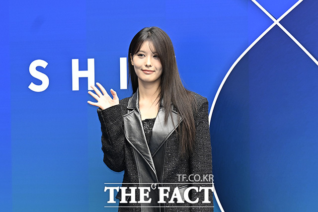 아인이 인사를 하고 있다.