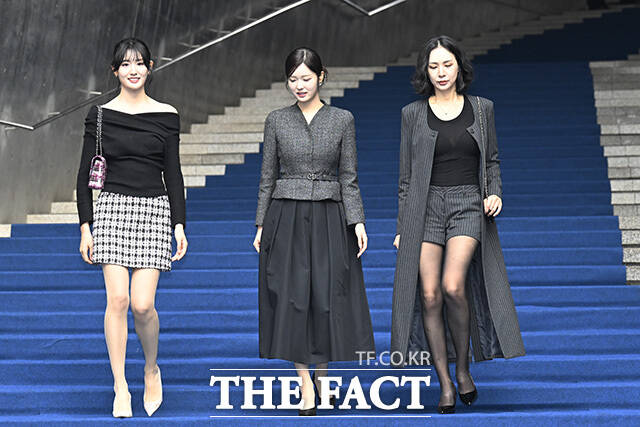 미스코리아 이서현과 정연우, 김수현이 블루카펫을 밟고 있다.