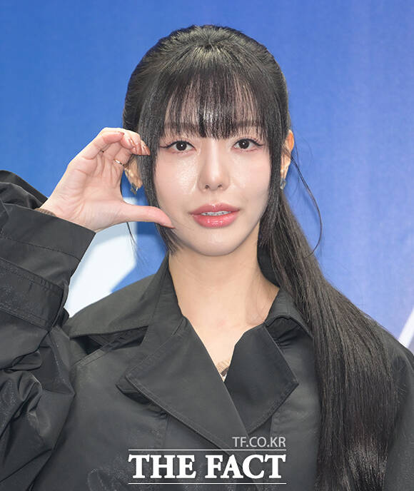 가수 세리가 5일 오후 서울 중구 동대문디자인플라자(DDP)에서 열린 2026 F/W 서울패션위크 데일리미러 포토월에 참석해 블루카펫을 밟고 있다. /박헌우 기자