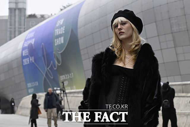 한 모델이 포즈를 취하고 있다.