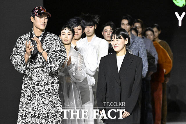 성지은 디자이너가 인사를 하고 있다.