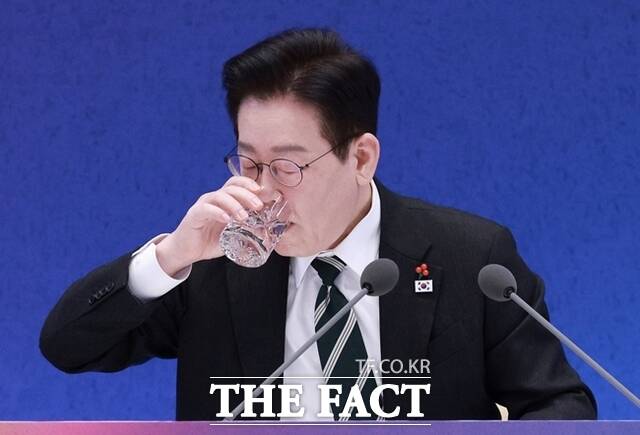 청년층 주거 안정은 뒷걸음질 치는 반면 고령층은 비교적 안정적인 흐름을 유지하고 있는 것으로 나타났다. 사진은 이재명 대통령이 지난달 21일 청와대 영빈관에서 열린 2026년 신년 기자회견에서 물을 마시고 있다. /뉴시스