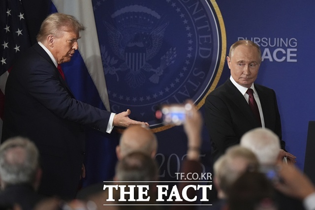 미국과 러시아가 전략 핵전력을 상호 검증해 온 신전략무기감축조약(뉴스타트·New START)이 5일 오전 9시(한국시간) 공식 만료됐다. 사진은 도널드 트럼프 미국 대통령(왼쪽)과 블라디미르 푸틴 러시아 대통령. /뉴시스