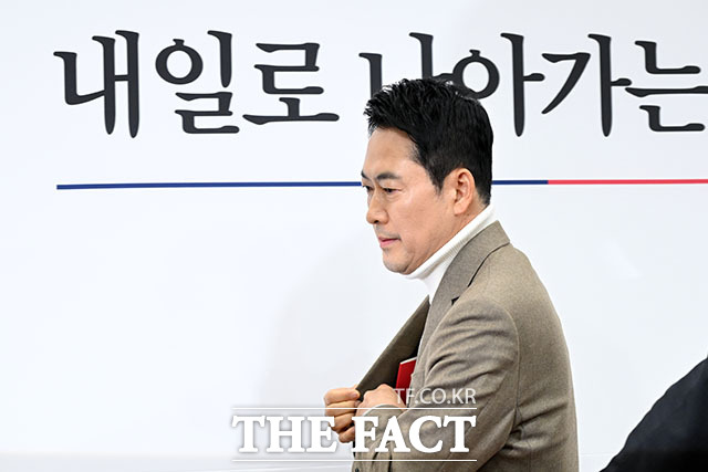 전당원투표를 하더라도 당원들의 지지를 받을 것이라는 자신감이 깔린 것으로 보인다. 사진은 장동혁 국민의힘 대표가 5일 오후 서울 여의도 국회에서 기자간담회를 열고 한동훈 전 대표 제명과 관련, 거취 표명에 관한 입장을 밝힌 뒤 이동하고 있는 모습. /남용희 기자