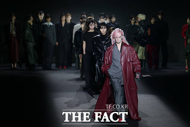5일 오후 서울 중구 동대문디자인플라자(DDP)에서 열린 2026 F/W 서울패션위크 데일리미러 쇼에서 모델들이 워킹을 뽐내고 있다. /박헌우 기자
