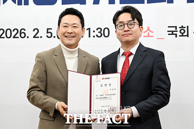 인재영입위원으로 임명된 이상욱 서울시의원 겸 국민의힘 전국청년지방의원협의회 회장(오른쪽).