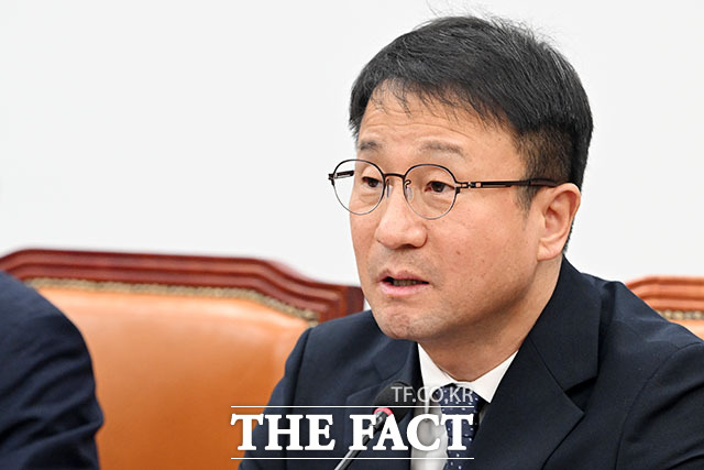 정책조정회의에서 발언하는 한 원내대표.