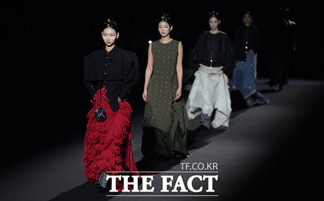 5일 오후 서울 중구 동대문디자인플라자(DDP)에서 열린 2026 F/W 서울패션위크 줄라이칼럼 쇼에서 모델들이 워킹을 뽐내고 있다. /박헌우 기자