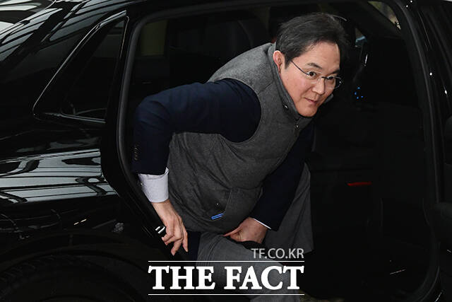 이재용 삼성전자 회장이 5일 오전 서울 강서구 김포국제공항 비지니스항공센터에 도착해 밀라노 출국편으로 향하고 있다. 편안한 차림으로 출장에 나선 이 회장 주머니에 폴더블폰이 눈에 띄고 있다. /남윤호 기자