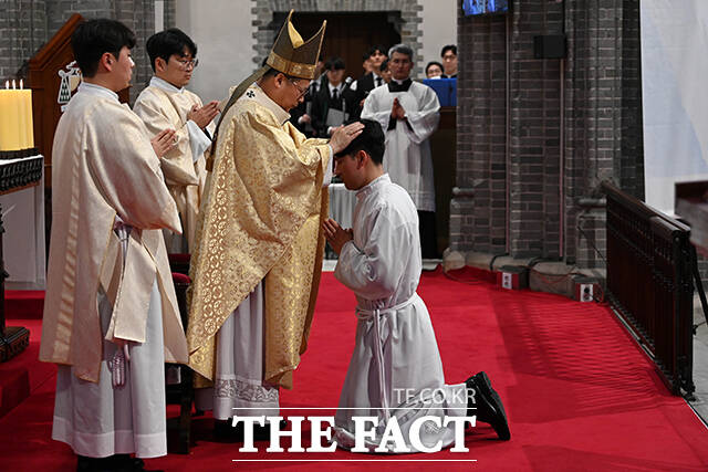 5일 서울 중구 명동대성당에서 열린 2026년 천주교 서울대교구 부제 서품식에서 부제 수품자가 정순택 대주교에게 안수받고 있다. /사진공동취재단