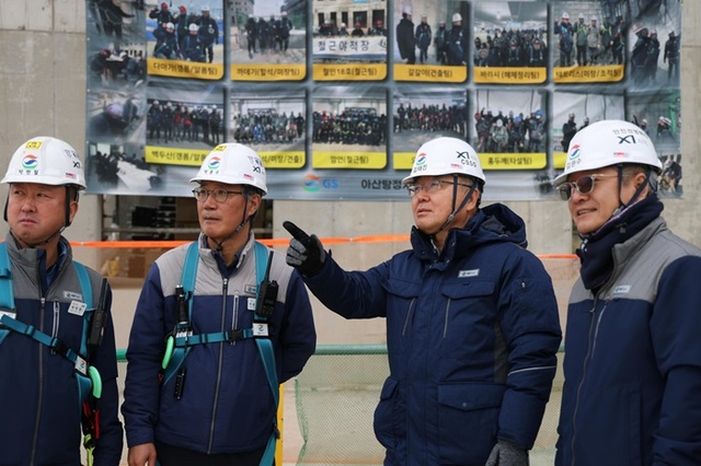 김태진 GS건설 최고안전전략책임자 사장(오른쪽 두 번째)이 5일 충남 아산에 아파트 현장을 방문해 동절기 근로자들의 작업환경과 해빙기 현장 대비현황을 점검했다. /GS건설