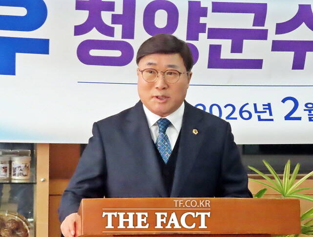 이정우 충남도의원이 5일 청양군청에서 기지회견을 열고 제9회 전국동시지방선거에서 청양군수 선거에 출마하겠다고 밝히고 있다. /김형중 기자