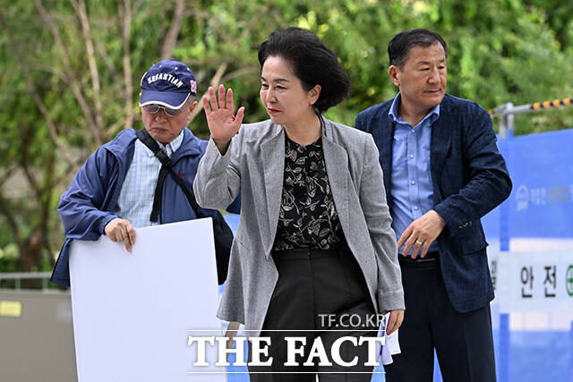 김영선 전 국민의힘 의원이 지난해 8월 서울 종로구 KT 광화문 빌딩 웨스트에 마련된 민중기 특별검사팀(김건희 특검) 사무실로 출석하고 있다. /서예원 기자