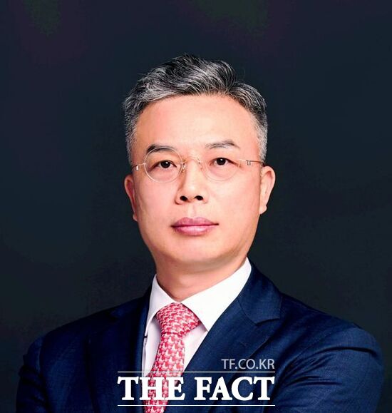 이재명 대통령이 5일 2차 종합특별검사로 권창영 변호사(사법연수원 28기)를 임명했다. 판사 출신인 변호사는 윤석열 전 대통령과 김건희 여사의 내란·외환 및 국정농단 의혹 수사 선봉에 서게 됐다. /뉴시스