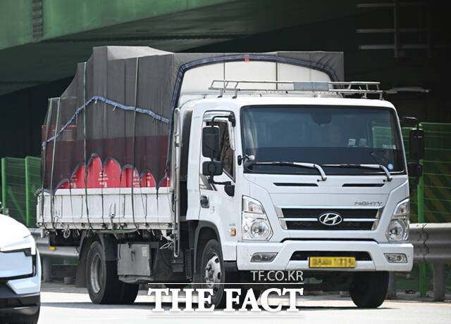 이사 과정에서 일부 업체들이 식사비나 수고비 등을 요구하는 사례가 잇따르면서 불만의 목소리가 커지고 있다. 이사 업체가 계약서에 명시되지 않은 비용을 요구하는 것은 부당행위에 해당하지만, 현장에서는 관행을 이유로 사실상 강요하고 있다는 지적이다. /이새롬 기자