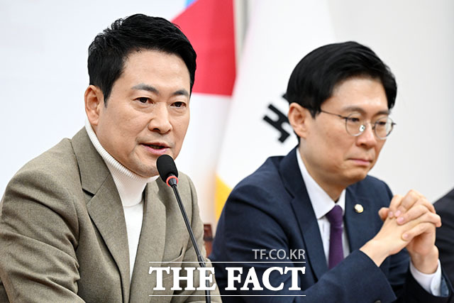 발언하는 장 대표(왼쪽)와 경청하는 조정훈 위원장.