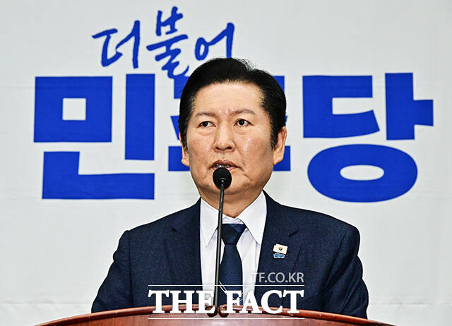 정청래 더불어민주당 대표가 조국혁신당과의 합당과 관련한 당내 의견 수렴에 나섰다. 사진은 5일 오후 국회에서 열린 정책의원총회에 참석해 모두발언을 하고 있는 정 대표. /배정한 기자