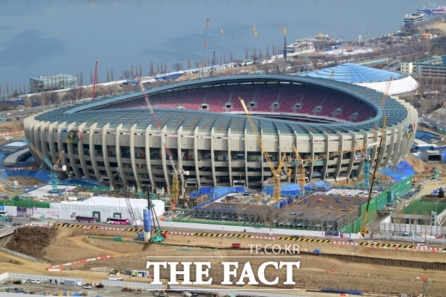 세 단지가 재건축에 속도가 붙으면서 집값도 상승세다. 국토교통부 실거래가 공개시스템에 따르면 올림픽선수기자촌 전용 83㎡는 지난달 32억원에 거래되며 신고가를 썼다. 지난해 7월 29억3000만원으로 신고가를 쓴 이후 3억원가량 올랐다. 사진은 잠실주경기장 공사 모습. /남윤호 기자