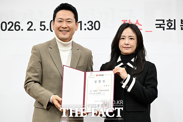 인재영입위원으로 임명된 김효은 대변인(오른쪽).