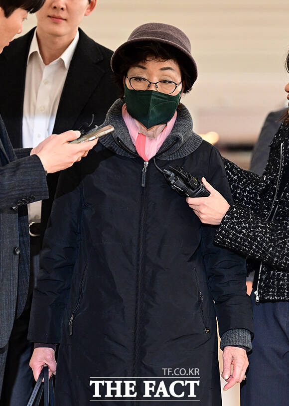 특정범죄 가중처벌법상 국고손실 혐의를 받는 김건희 씨의 모친 최은순 씨가 11일 오전 서울 광화문 KT 웨스트 빌딩에 마련된 김건희특검 사무실로 피의자 신분으로 출석하고 있다. /임영무 기자