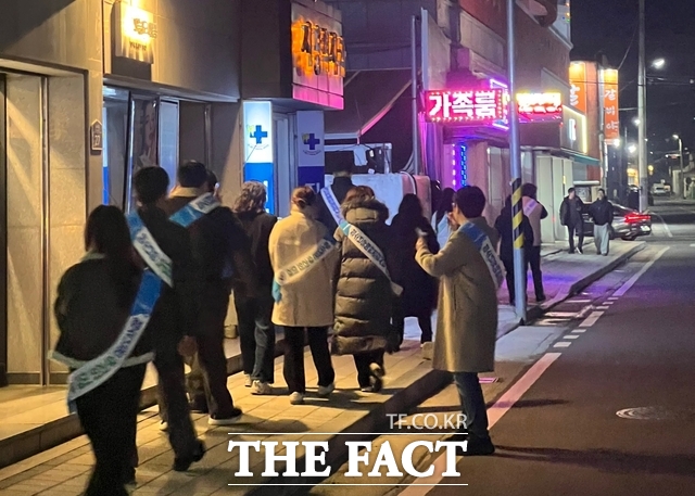 장흥군이 장흥경찰서, 장흥교육지원청 등 관계기관과 함께 관내 번화가와 숙박시설을 대상으로 청소년 유해환경 합동 점검·단속을 실시하고 있다. /장흥군