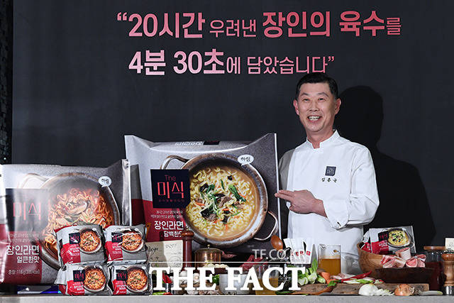 하림산업 더미식이 그룹사의 전폭적인 지원에도 불구 시장에 안착하지 못하는 모습이다. 하림산업은 매출보다 영업손실이 더 많아 적자구조에 놓였다. 사진은 김홍국 하림그룹 회장. /더팩트DB