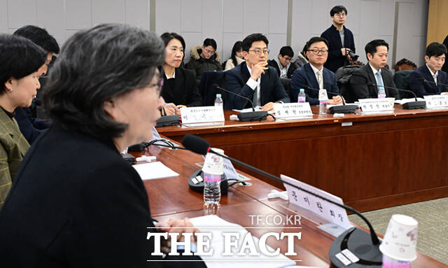 제2의 쿠팡사태 방지와 대규모 소비자피해 구제를 위한 집단소송법 제정 긴급 토론회에서 참석자들이 토론을 하고 있다.