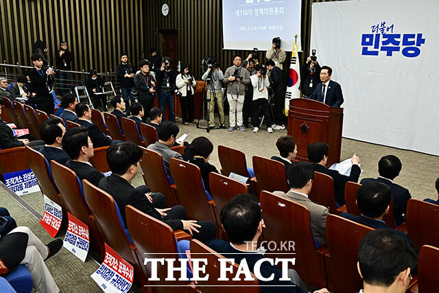 정청래 더불어민주당 대표가 5일 오후 서울 여의도 국회에서 열린 정책의원총회에 참석해 모두발언을 하고 있다. /배정한 기자