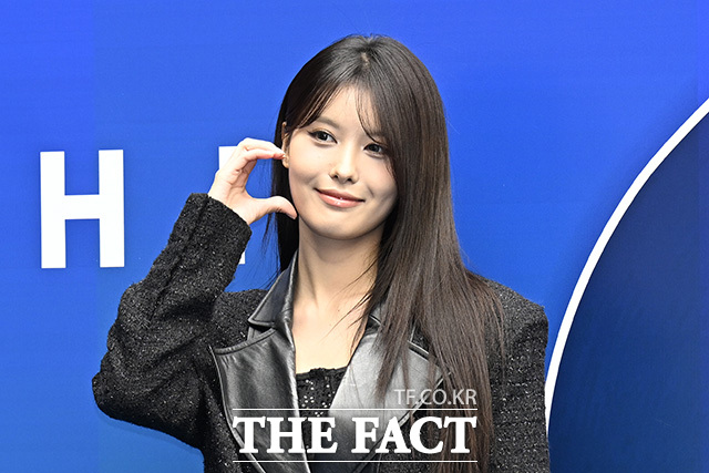 그룹 모모랜드 아인이 5일 오전 서울 중구 동대문디자인플라자(DDP)에서 열린 2026 F/W 서울패션위크 한나신 포토월에 참석해 포즈를 취하고 있다. /송호영 기자