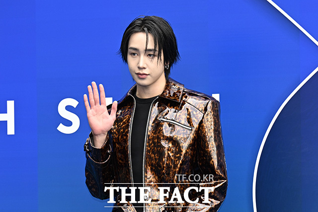 헌터가 인사를 하고 있다.