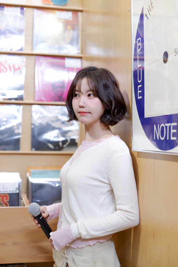 가수 레이나가 새 싱글 Almost Love를 5일 오후 6시 각 음악사이트에 발표한다./브랜뉴뮤직