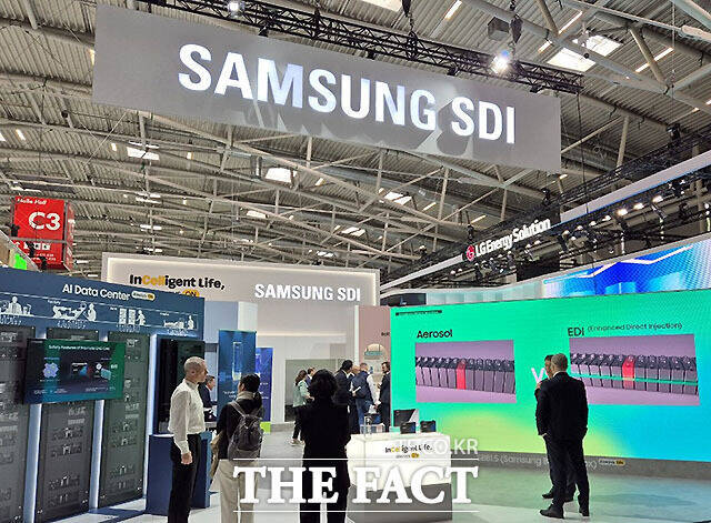 지난해 7월 7일(현지시간) 독일 뮌헨 전시컨벤션센터에서 열린 인터배터리 유럽 2025에서 참관객들이 삼성SDI 부스를 관람하고 있다. /이효균 기자